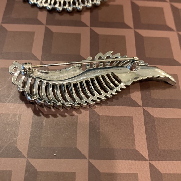 Five Silver Toned Brooches - Picture 5 of 11